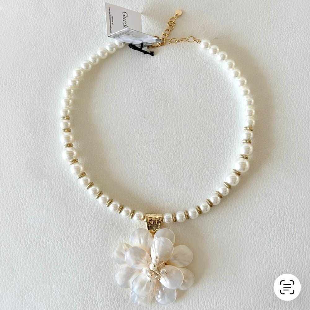 NWT Gardenia mother of pearls natural stone seashell necklace flower pendant